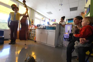 Chaque lundi, le musicien de l’association Dépannage distraction intervient au service de pédiatrie