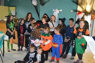 Grimés, les enfants fêtent Halloween