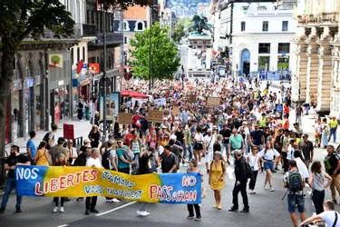 « Le pass sanitaire est une arme de division massive » : plus de 2.000 personnes manifestent dans les rues de Clermont-Ferrand
