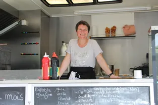 Après une reconversion professionnelle, Sandrine Ossedat monte le food truck Tatie Burger à Thiers (Puy-de-Dôme)