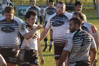 Les rugbymen offensifs contre Naves