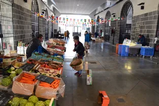 Quatre commerçants et une longue queue sous la halle au marché de Riom, ouvert par dérogation ce mercredi matin