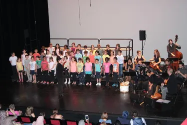Quatre-vingts écoliers chantent avec la compagnie Rassegna
