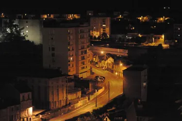 Les lampadaires publics s’éteignent dans les quartiers hauts de la ville, le soir dès 23 heures