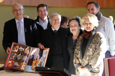 Lucy Abraham, Maurice Grinberg et Catherine Treccani ont offert un cadeau à Brioude