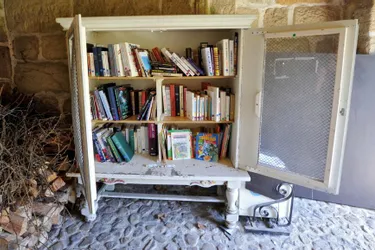 A Fadat, une armoire à livres pour les gens du quartier et d’ailleurs