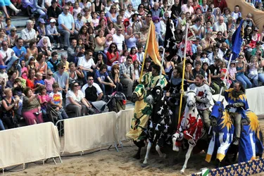 Annulation du festival médiéval : le metteur en scène poursuit la ville