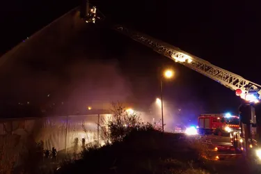 Un incendie ravage un entrepôt de meubles à Thiers (Puy-de-Dôme)