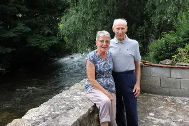 Chaque jour, ce couple de Saint-Floret (Puy-de-Dôme) traverse la Couze Pavin pour aller dans son jardin
