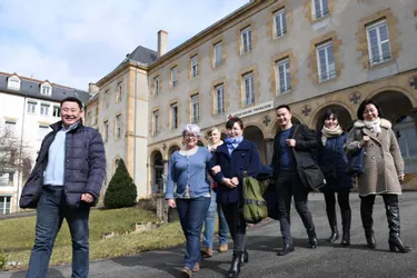 Des professeurs mongols de fac de médecine découvrent le système de santé français à Moulins