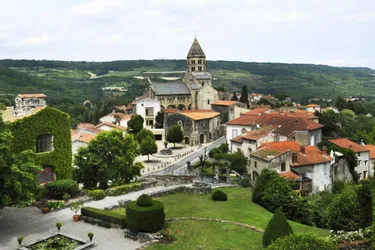 Saint-Saturnin village accessible àtous