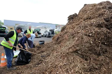 La commune a distribué du compost issu de l’élagage des arbres effectué cet hiver