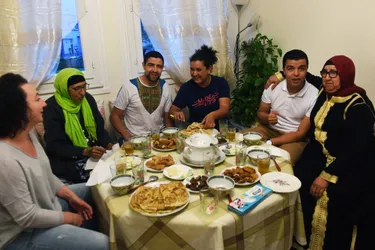 À la table d'une famille d'Aurillac pour la dernière rupture du jeûne : "La tomme et le cantal, pour le ramadan, c'est la base"