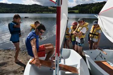 L’école de voile du lac d’Aydat propose diverses activités, dont des stages d’initiation au catamaran