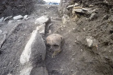 Saint-Flour : les archéologues découvrent plusieurs sépultures médiévales