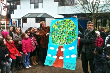 Les enfants plantent l’arbre de la liberté