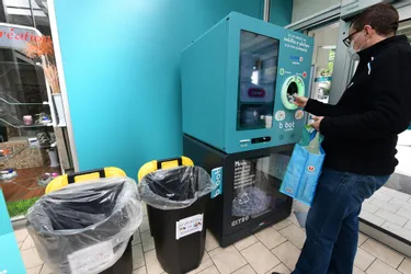 Comment fonctionne la machine à recycler les bouteilles en plastique et qui donne des bons d'achat, à Laguenne-sur-Avalouze (Corrèze) ?