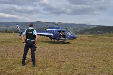 Les gendarmes d'Ambert en opération aérienne au-dessus des monts du Forez pour vérifier le respect du confinement