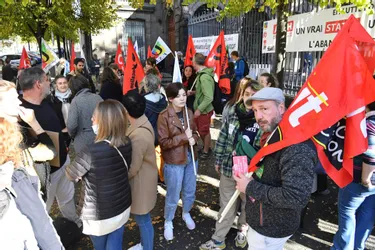"On est à la limite de la maltraitance !" : les AESH en colère ont manifesté devant le rectorat de Clermont-Ferrand
