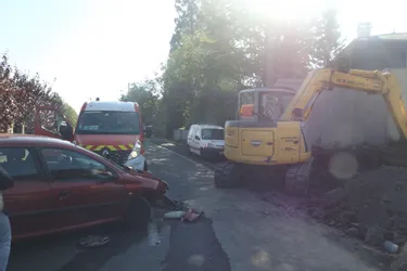 Accrochage entre une voiture et un engin de chantier