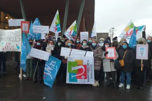 Près de 100 agents municipaux ont manifesté ce 6 décembre devant la mairie de Beaumont (Puy-de-Dôme)