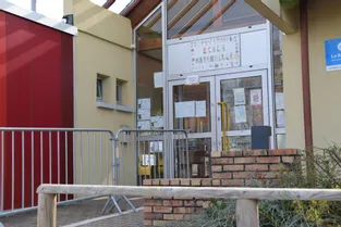 Fermeture des écoles : la réaction des parents d'élèves de Combronde (Puy-de-Dôme)