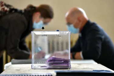 Les restrictions sanitaires n'ont pas empêché les électeurs de Ségur-le-Château (Corrèze) de se rendre à l'urne