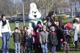 Plus de 200 cents enfants pour le lapin de Pâques