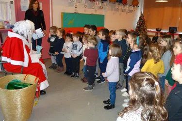 Le Père-Noël a rendu visite aux élèves