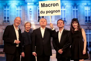 Macron se fait tailler le Mailhot, à Moulins, le 16 novembre