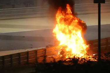 Formule 1 : l'énorme crash de Romain Grosjean en images, le pilote indemne