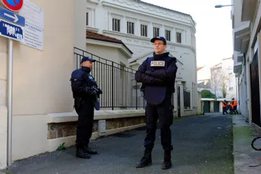 Deux policiers devant la synagogue depuis lundi