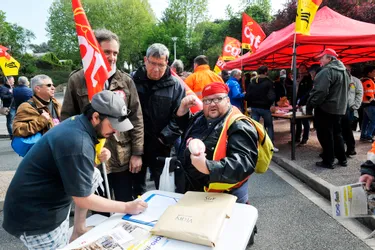 Les syndicats réunis devant de la gare de Saint-Germain-des-Fossés pour sauver le fret