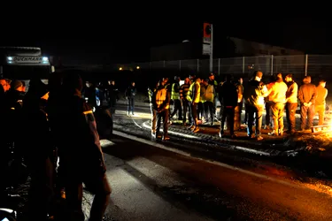 Blocage des "gilets jaunes" : des pompiers et des gendarmes caillassés à Creuzier-le-Neuf (Allier)