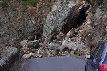 Spectaculaire éboulement de rochers sur une route départementale près du barrage de Poutès