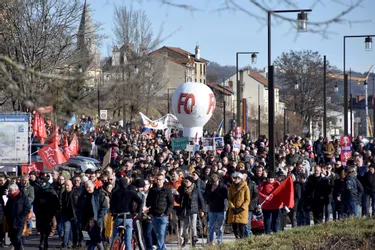 Manifestation du 11 février : 2.500 personnes dans les rues d'Aurillac : "Les Cantaliens ne veulent pas de cette réforme !"