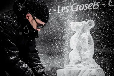 Champion de France 2015 de sculpture sur glace, Jacky Buch est invité au marché de Noël d'Ambert (Puy-de-Dôme)