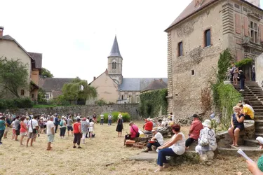 La guide Renée Couppat fait découvrir l'histoire du château de Pionsat (Puy-de-Dôme) au public