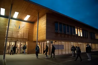 Après une semaine de fermeture suite à des menaces de mort, les cours ont repris ce lundi au lycée Bonté à Riom (Puy-de-Dôme)