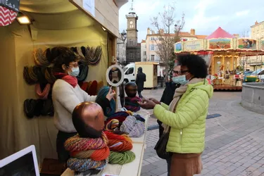 Visiteurs et exposants heureux de se retrouver pour le lancement du marché de Noël d'Issoire (Puy-de-Dôme)