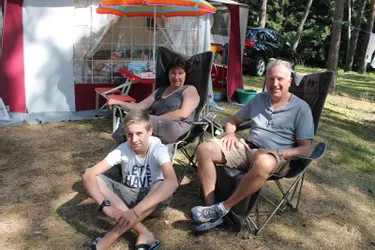 Isabelle, Jean-Pierre et Teddi, campent à Ruynes-en-Margeride chaque année