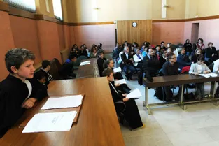 Des collégiens reconstituent une audience de tribunal