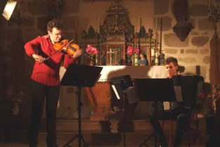 Un duo violon-accordéon à l’église