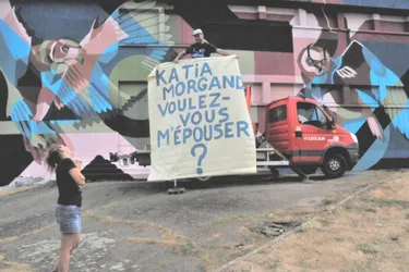 Un graffeur fait sa demande en mariage à Street Art City à Lurcy-Lévis (Allier)