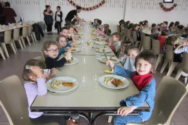 Cent onze écoliers à table