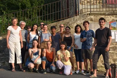 Mélange des cultures avec le chantier international regroupant douze jeunes étrangers à Saint-Ilpize