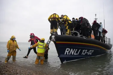 Au moins vingt-sept migrants perdent la vie dans le naufrage d'une embarcation au large de Calais