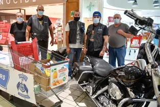 Les bikers des United riders mobilisés pour une collecte de produits d'hygiène dans la galerie du magasin Auchan à Domérat (Allier)
