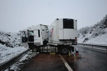Avec la neige, un camion glisse et se met en portefeuille sur l'A75 à Saint-Géron (Haute-Loire)