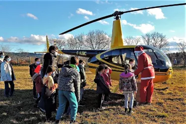 Le père Noël pose son hélicoptère à Laprugne (Allier) pour combler les écoliers de cadeaux